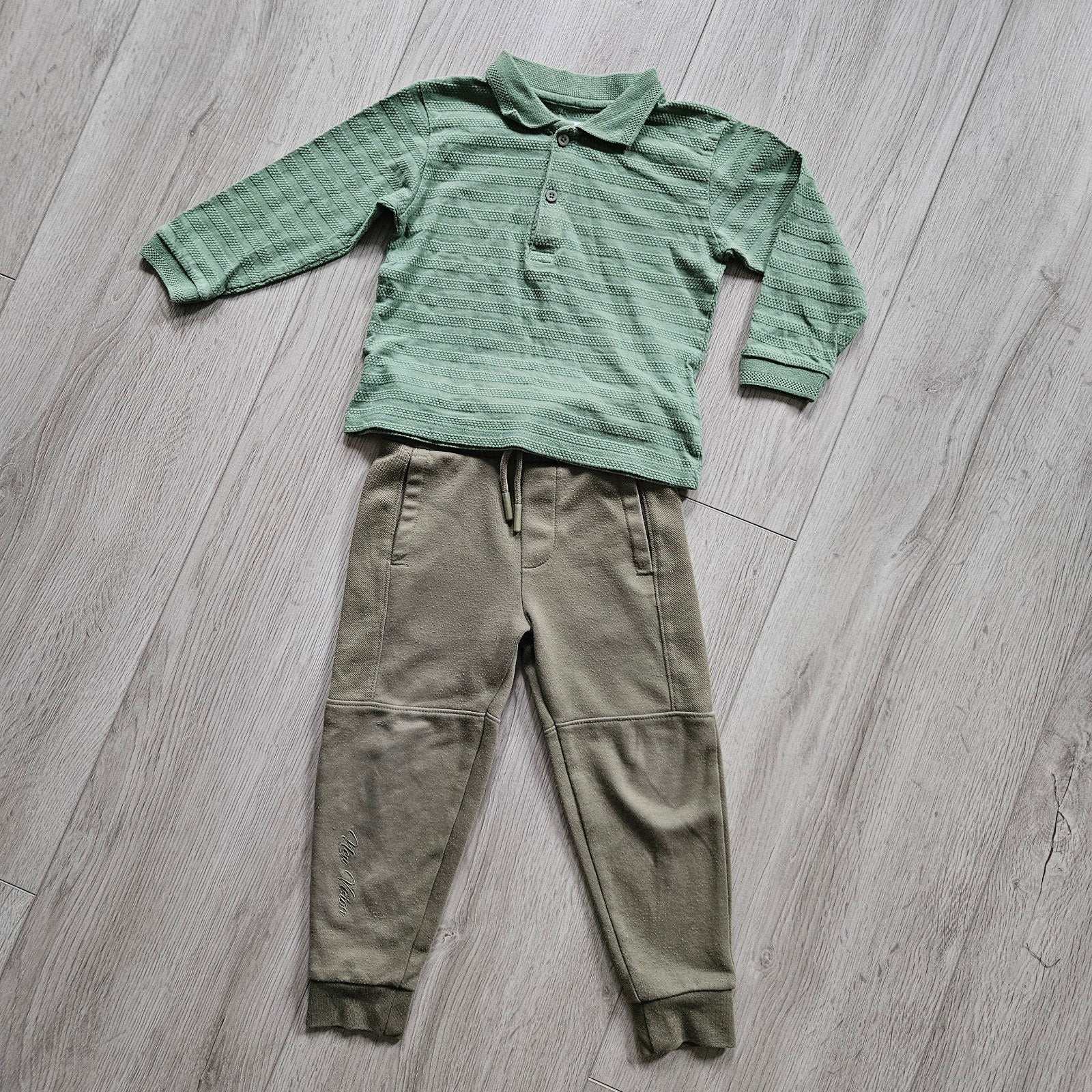 Kastopruiming: Polo met lange mouwen en joggingbroek maat 98, Kinderen en Baby's, Kinderkleding | Maat 98, Ophalen of Verzenden
