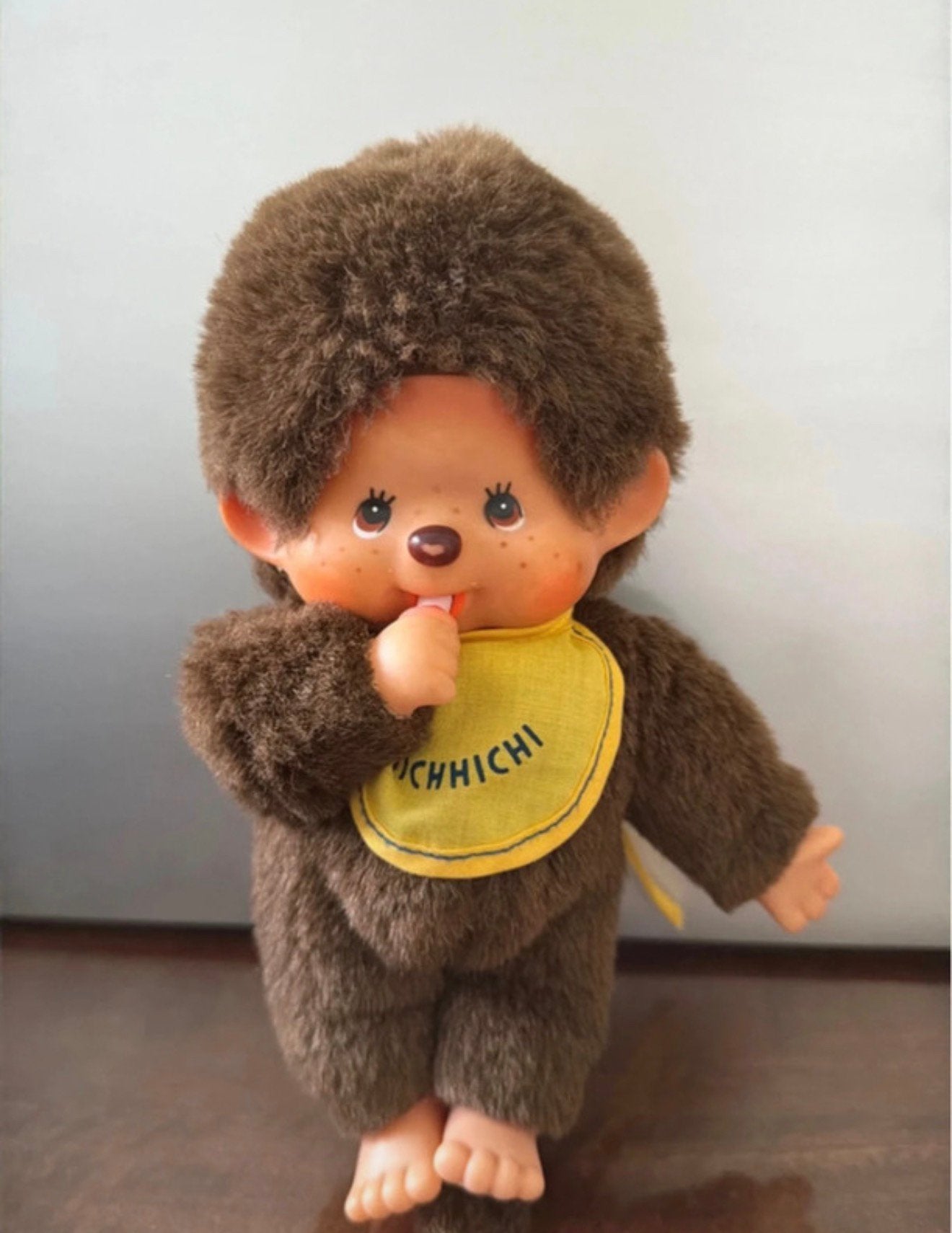 Zeldzaam- Vintage Monchhichi 20 cm | Sekiguchi 52 jaar oud., Overige merken, Zo goed als nieuw, Met kleding of accessoire, Klein (minder dan 20 cm)