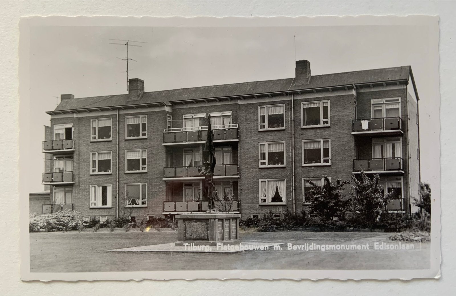 Tilburg, Edisonlaan met Bevrijdingsmonumen, Verzamelen, Verzenden, 1940 tot 1960, Ongelopen, Noord-Brabant