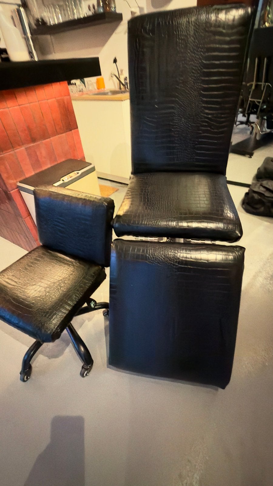 Professionele Tattoostoel en tabouret- behandelstoel, Ophalen, Gebruikt, Zwart, Leer