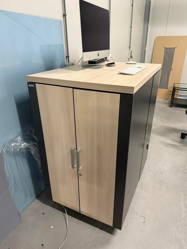 APC NetShelter CX AR4024IA, 24u rack soundproof serverkast, Computers en Software, Serverkasten, Ophalen, Zo goed als nieuw
