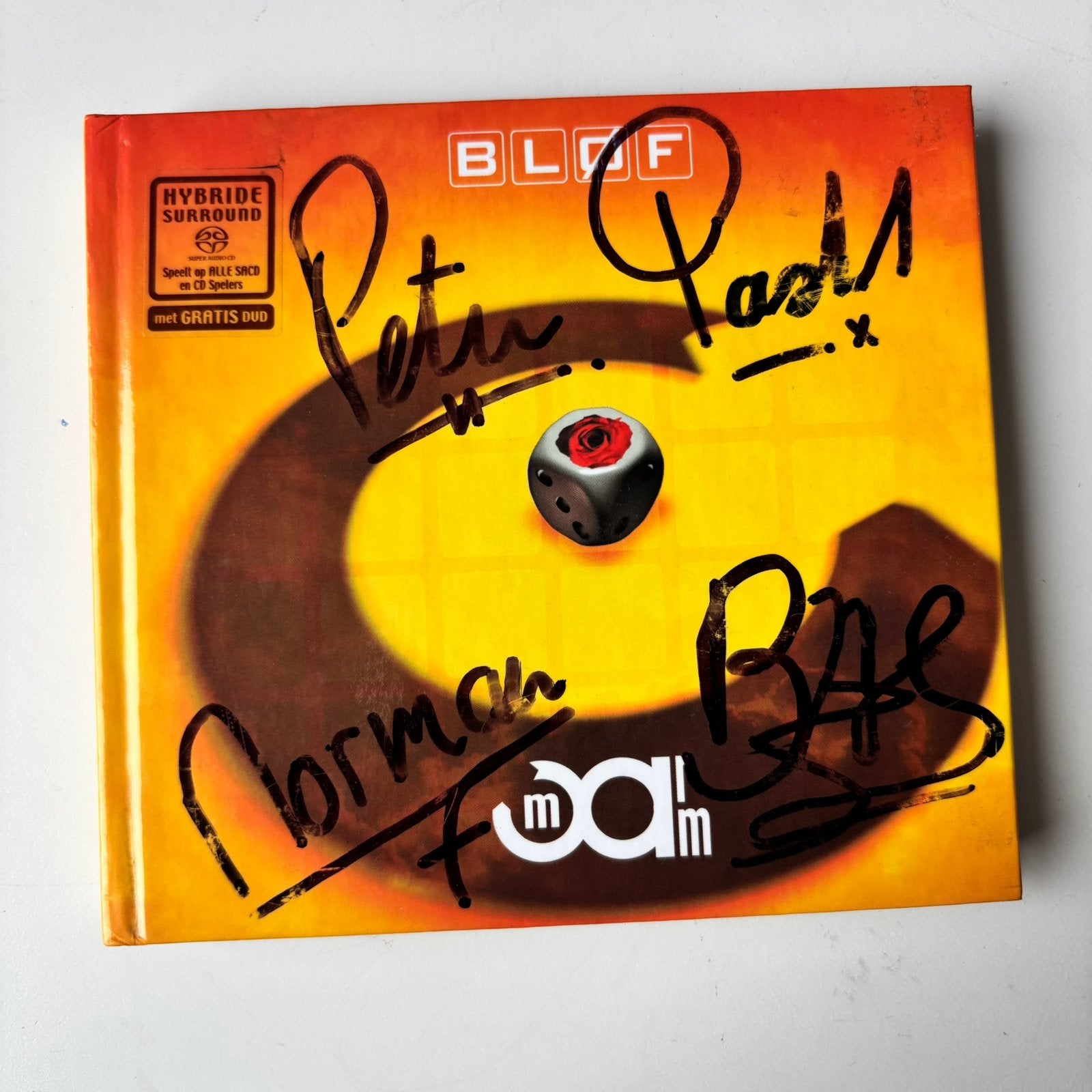Cd - Bløf Omarm gesigneerd -12, Ophalen of Verzenden, Zo goed als nieuw, Levenslied of Smartlap