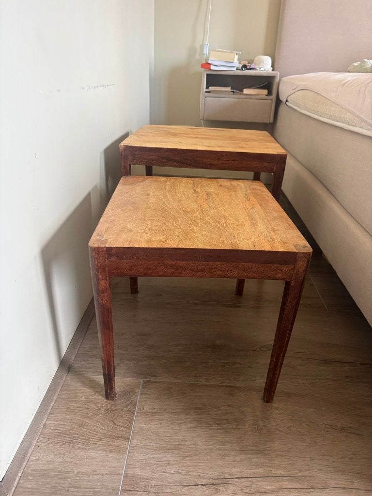 Twee massieve bijzet tafeltjes, Huis en Inrichting, Tafels | Bijzettafels, Minder dan 55 cm, Zo goed als nieuw, Rechthoekig, Hout