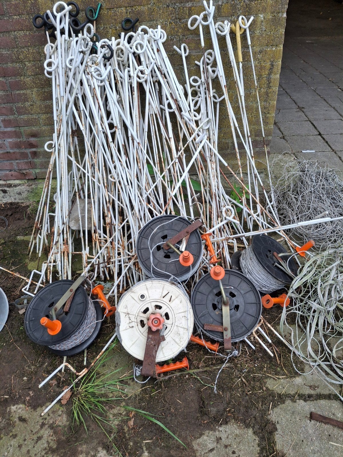 Weidepaaltjes en haspels met draad