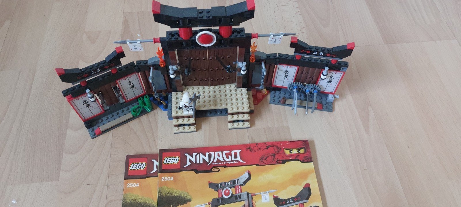 Lego Ninjago 2504 Spinjitzu Dojo met 2 figuren, Ophalen of Verzenden, Gebruikt