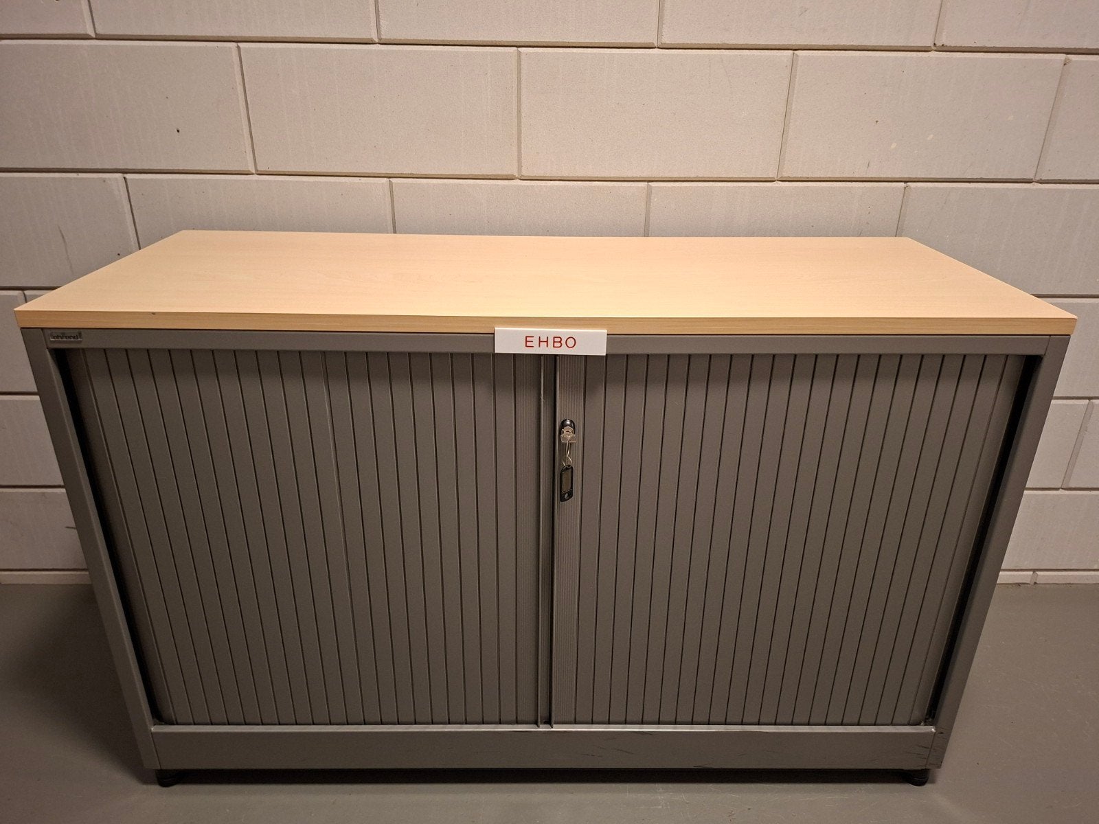 Te koop: Ahrend Roldeurkast (Nieuwstaat), Huis en Inrichting, 100 tot 150 cm, Nieuw, Minder dan 100 cm, Meerdere deuren