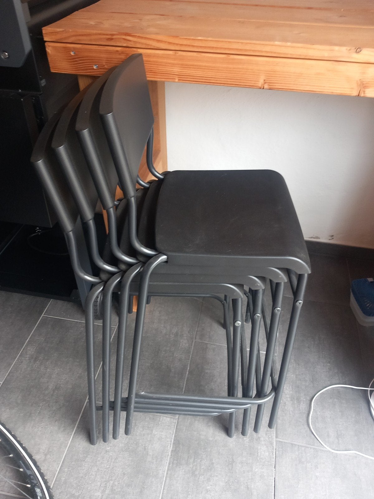 Set van 4 stapelbare stoelen - Grijs/Zwart, Huis en Inrichting, Ophalen, Modern, Praktisch, Stapelbaar, Vier, Grijs
