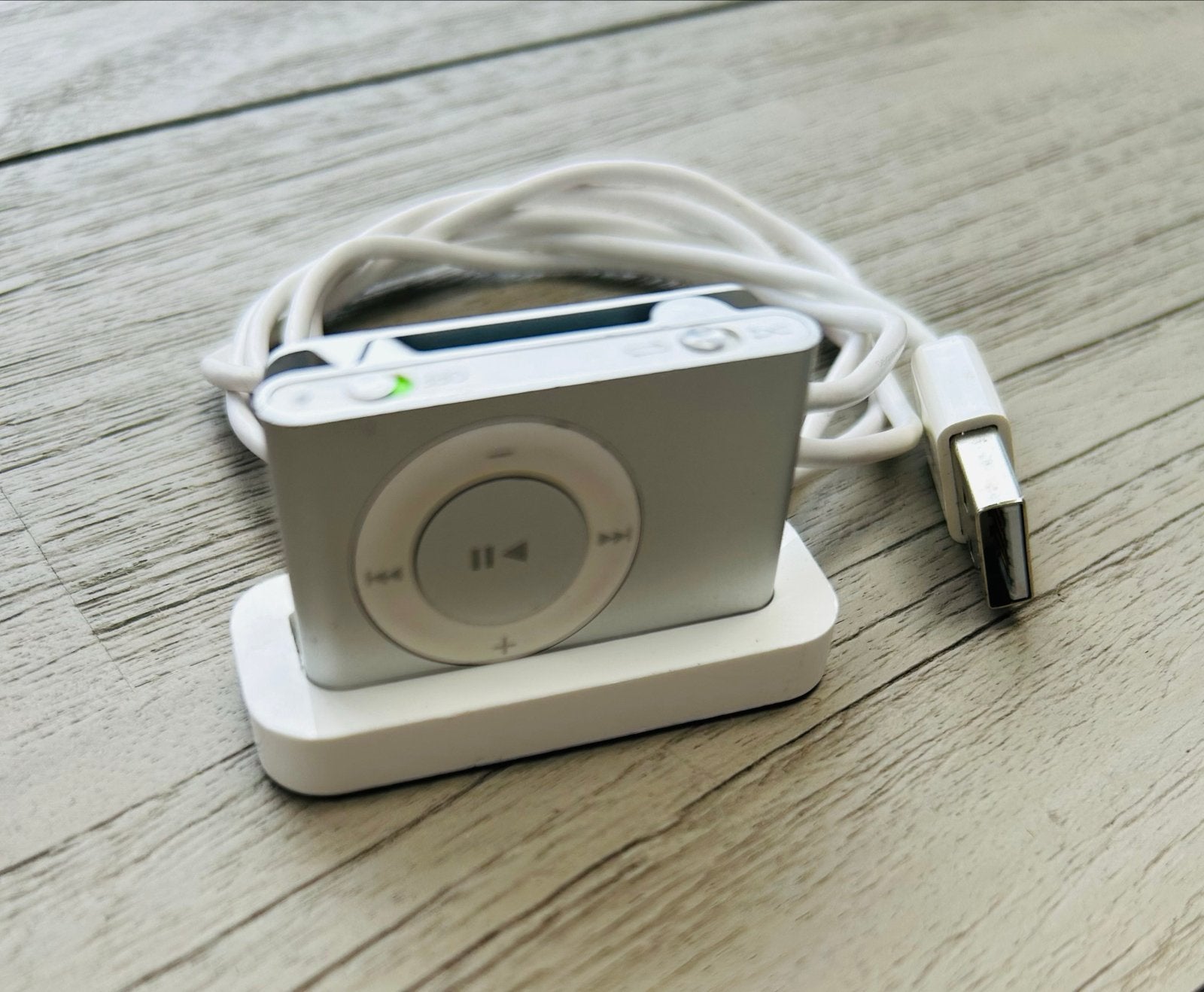 Apple iPod Shuffle 2e generatie met oplaadstation, Gebruikt, Shuffle, Zilver, Minder dan 2 GB