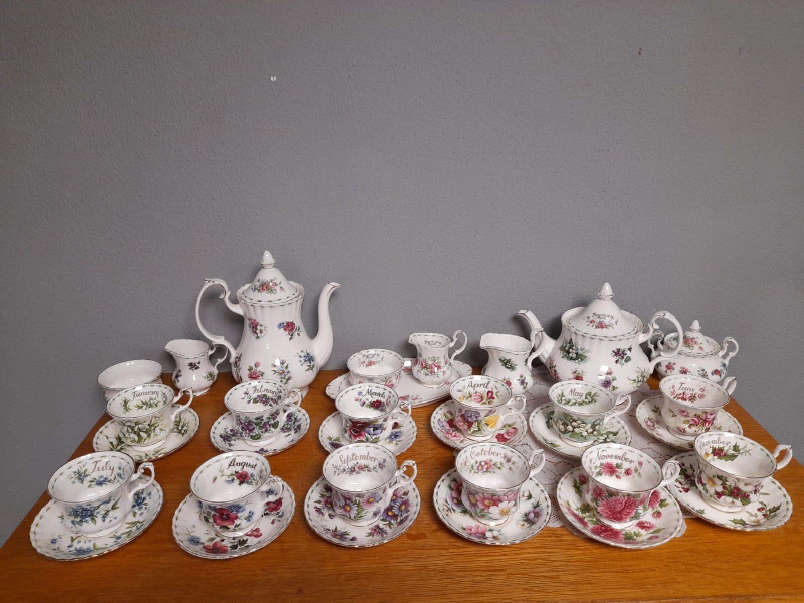 Veel royal albert servies flowers of the month los te koop., Antiek en Kunst, Ophalen of Verzenden