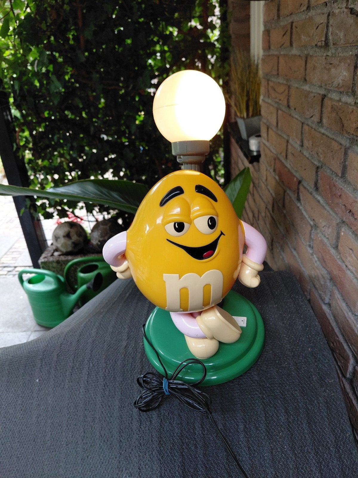 NOG EEN PUNTGAVE M & M , S LAMP IN BRANDENDE STAAT HET GEHEE, Ophalen of Verzenden