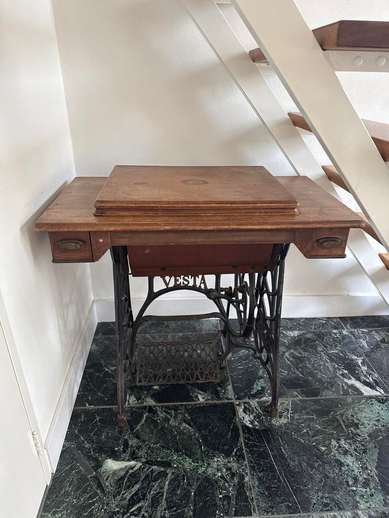 Antieke Vesta naaimachine met houten tafel en lades, Ophalen