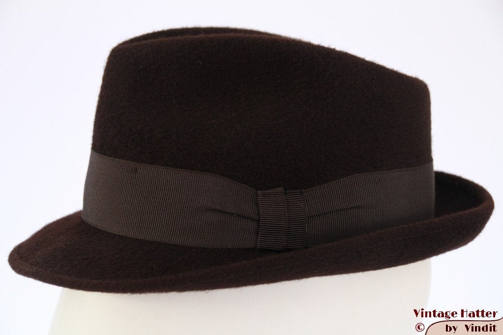 Kleine Vintage Gleufhoed Astor Gran Lusso donker bruin 54, 134 t/m 140, Gebruikt, Hoed, Ophalen of Verzenden