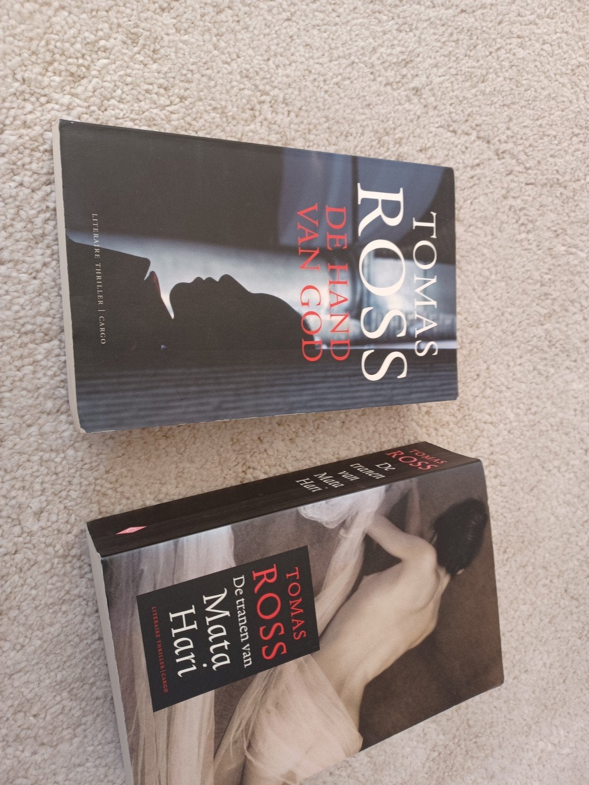 Tomas Ross - De tranen van Mata Hari & De hand van God, Boeken, Thrillers, Ophalen of Verzenden, Zo goed als nieuw, Tomas Ross