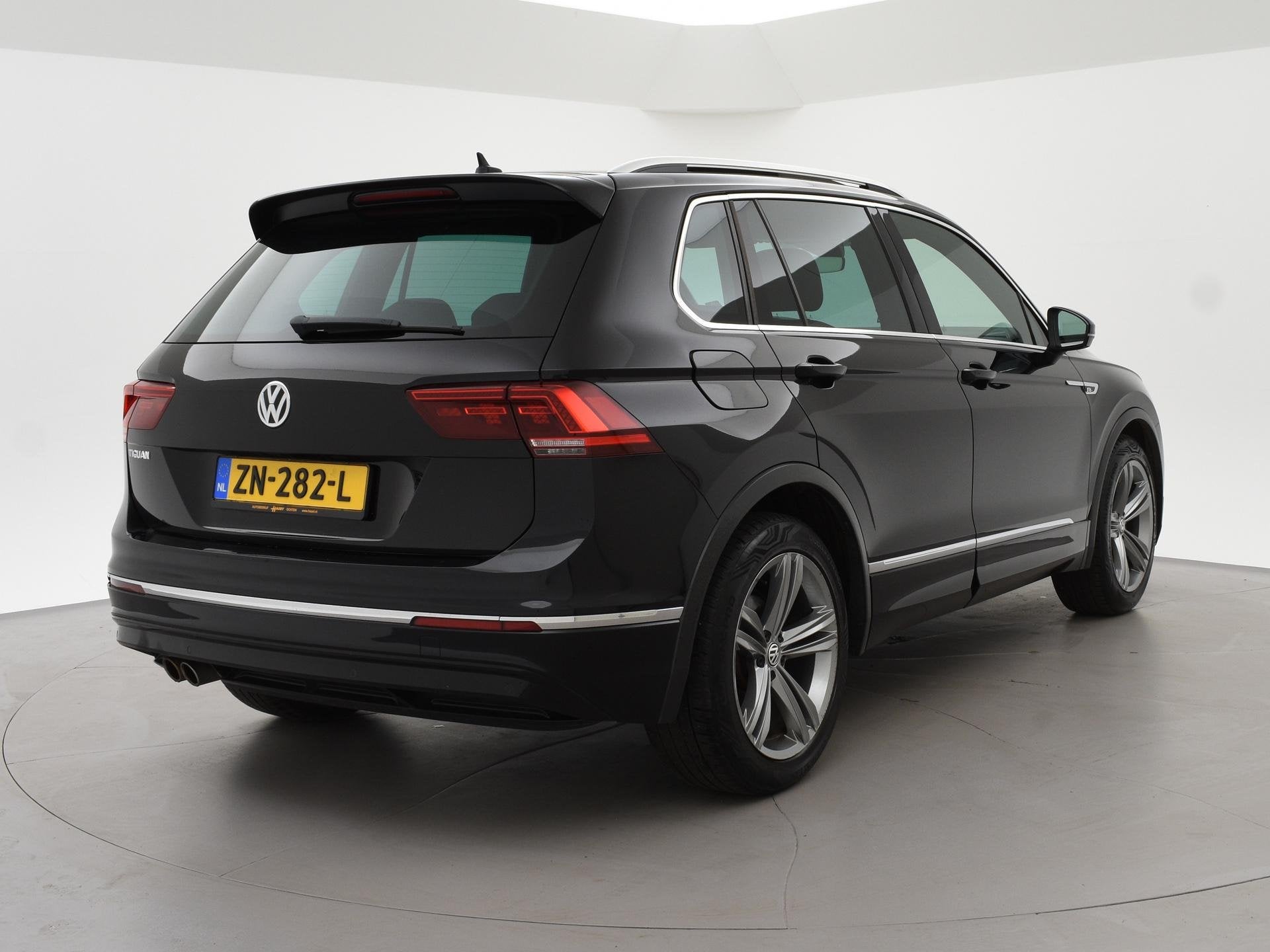 Volkswagen Tiguan 1.5 TSI ACT DSG R-LINE + PANORAMA | LEDER, Auto's, Gebruikt, 150 pk, Zwart, Origineel Nederlands