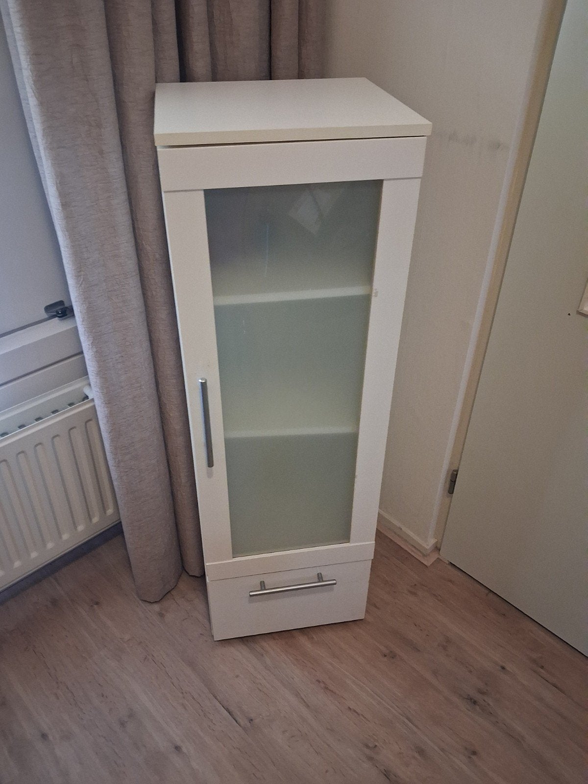 Witte smalle kast met glazen deur en lade, Huis en Inrichting, Kasten | Overige, Ophalen