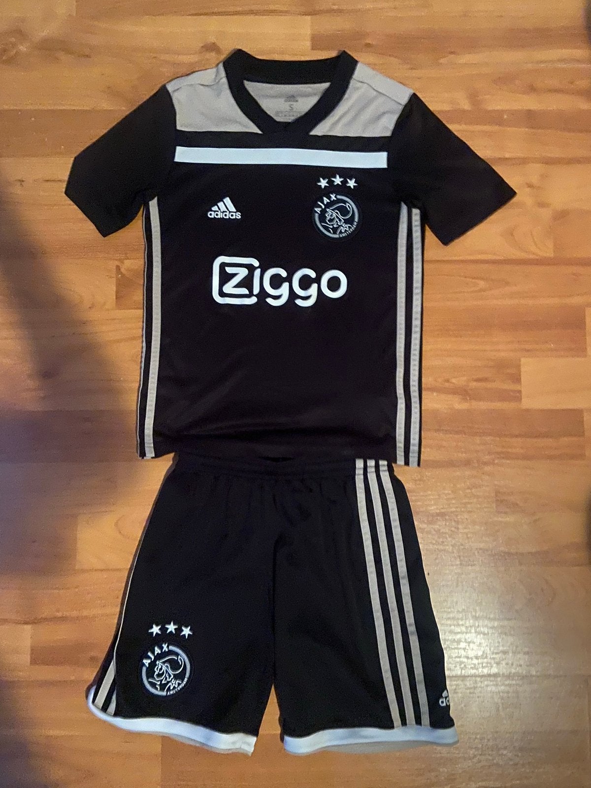 Ajax orgineel uit tenue 2018-2019 maat 140(shirt en broekje), Sport en Fitness, Voetbal, Maat XS of kleiner, Ophalen, Gebruikt