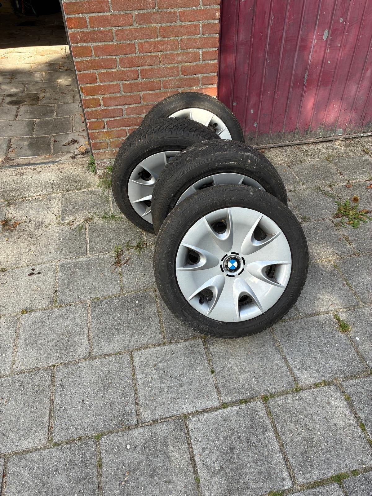 Goodyear winterbanden + velgen en BMW wieldoppen 195/55 R16, Auto-onderdelen, Ophalen, Gebruikt, 16 inch, Banden en Velgen