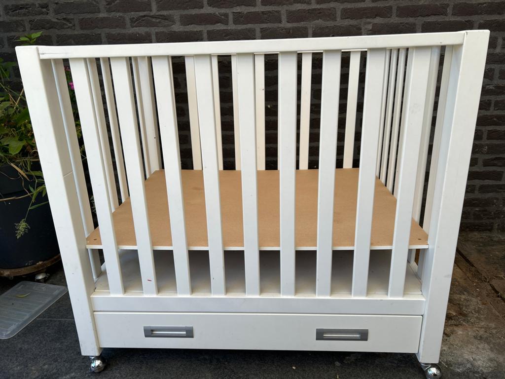 Mooie kinderbox wielen en lade, kleed en verstelbare bodem, Kinderen en Baby's, Boxen, Ophalen, Gebruikt, Rechthoekig, In hoogte verstelbaar