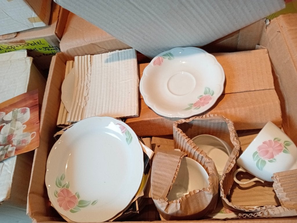 75 delig servies Monika, met bloemmotief en grijze rand,1995, Ophalen