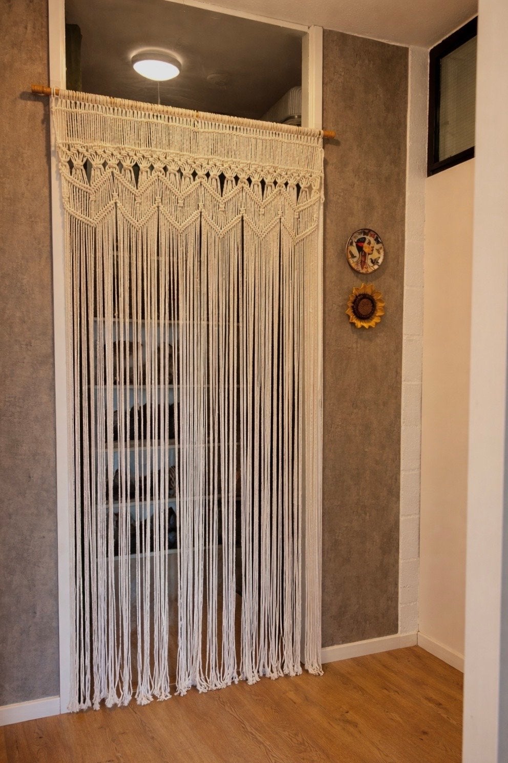 Handgemaakt Macrame Gordijn met Roede, Huis en Inrichting, Ophalen, 200 cm of meer, Nieuw, 50 tot 100 cm