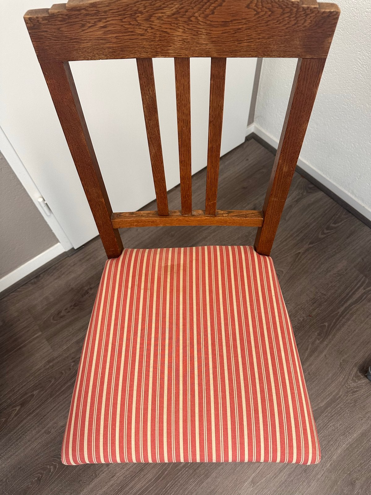 Klassieke houten stoel met gestreepte bekleding, Ophalen