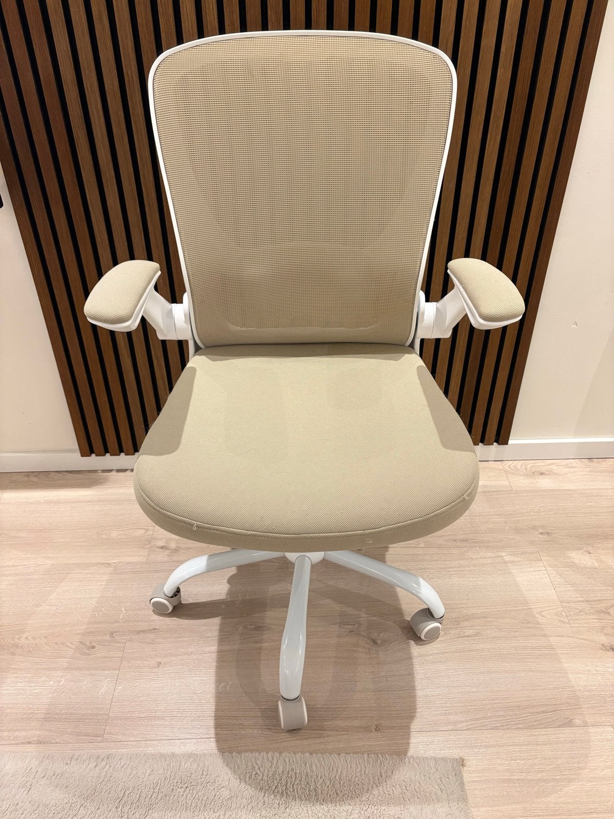 Ergonomische Bureaustoel - Beige/Wit met Opklapbare Armleuni, Gebruikt, Beige, Ophalen of Verzenden, Bureaustoel