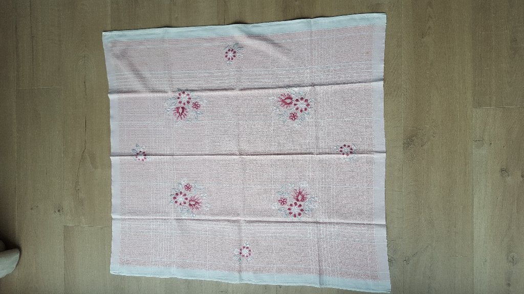 dekservet jaren 70 roze / wit met handborduurwerk 95x85, Linnen, Handgemaakt, Tafelkleed of Tafelzeil, Ophalen of Verzenden