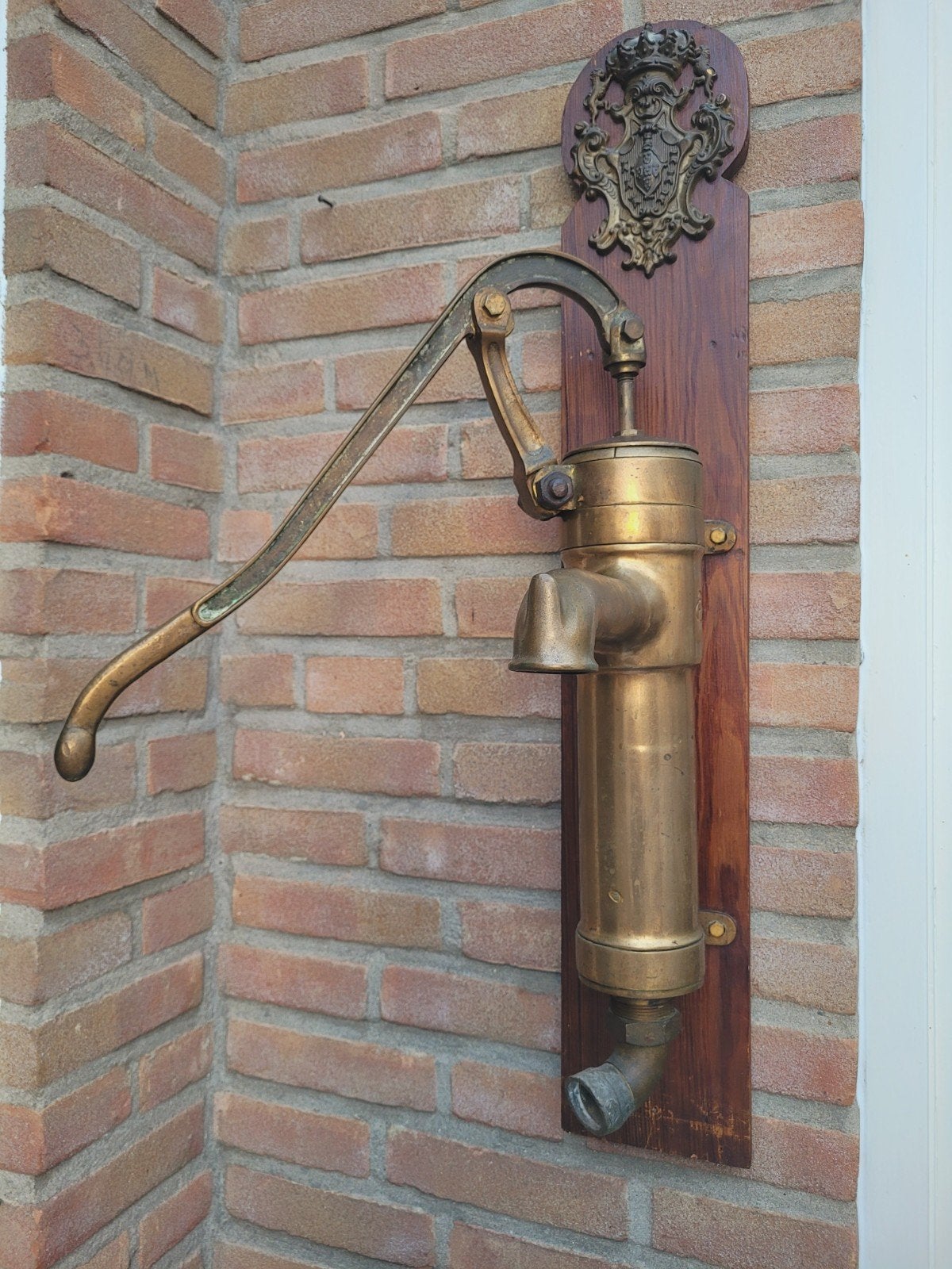 Antieke Koper/Messing Zwengelpomp op Houten Plank met Wapen, Antiek en Kunst, Ophalen
