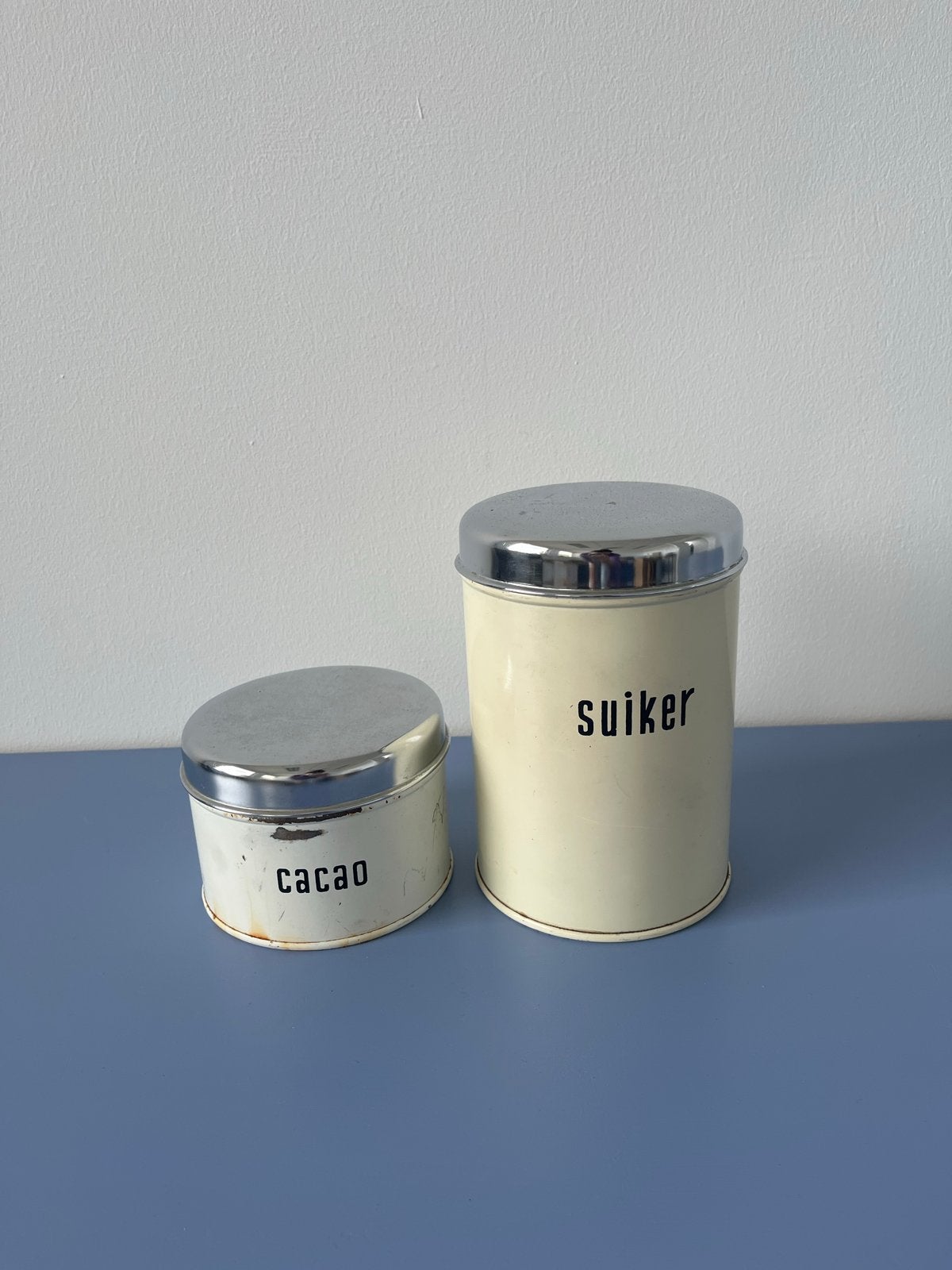 Vintage voorraadblikken: cacao en suiker, Ophalen