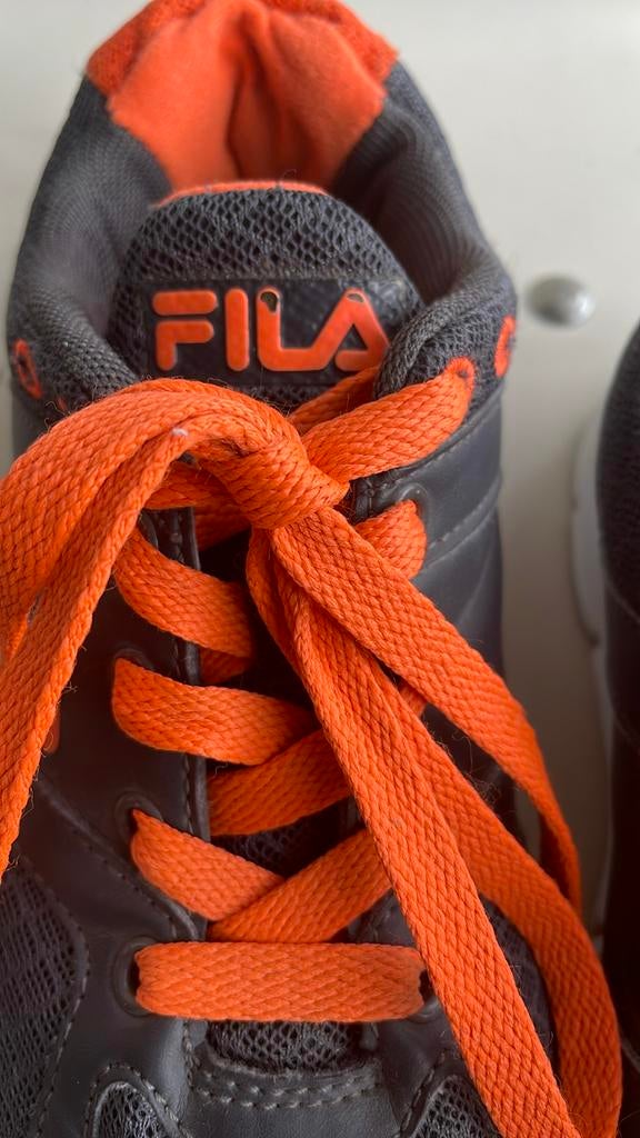 Fila sneakers maat 35 grijs met oranje veters, Gebruikt, Ophalen of Verzenden, Jongen of Meisje, Sportschoenen