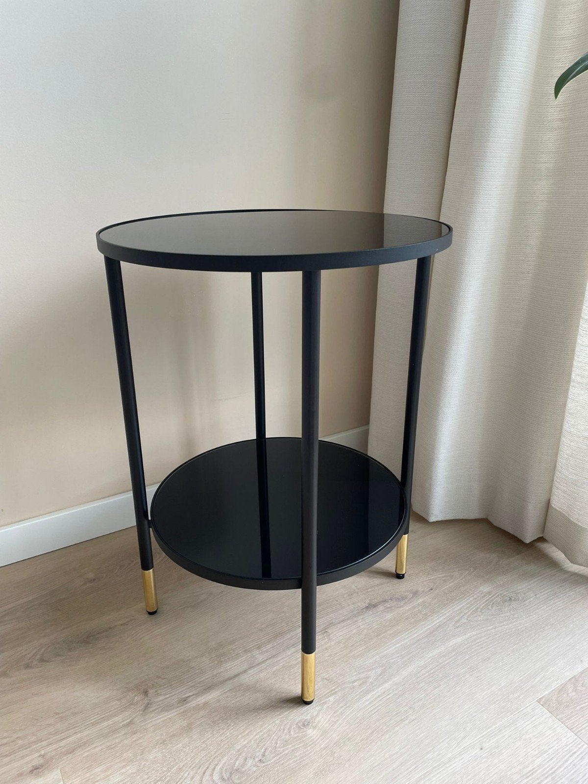 Zwart bijzettafeltje met glazen blad en gouden accenten, Huis en Inrichting, Tafels | Bijzettafels, Minder dan 55 cm, Rond, Modern, Luxe