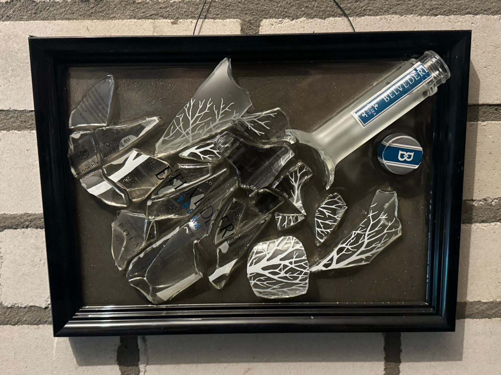 Kunstwerk van gebroken Belvedere fles in lijst (32x24), Ophalen, Zo goed als nieuw, Overige onderwerpen