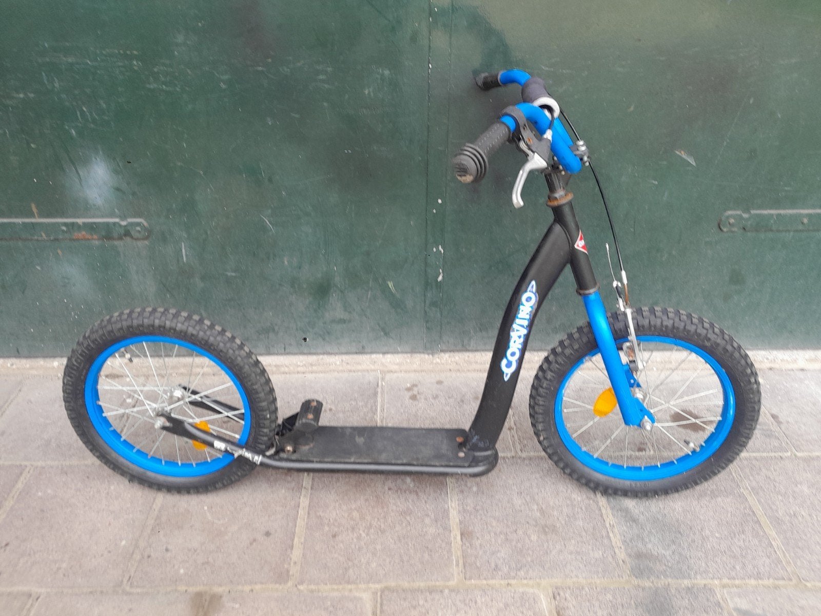 nette kinder step met handrem en voetrem, Ophalen of Verzenden, Gebruikt, Gewone step, Corvino