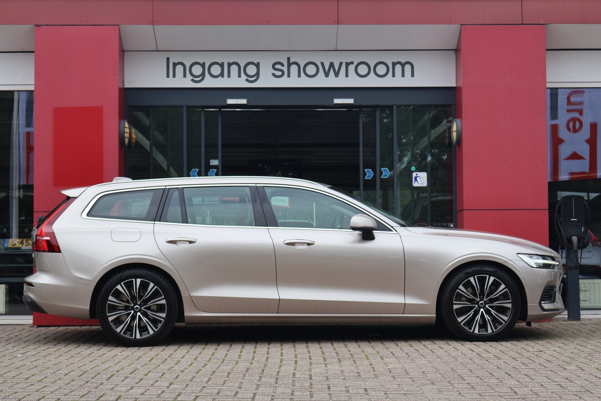Volvo V60 2.0 T6 Plug-in hybrid AWD Plus Bright | Long Range, Automaat, Gebruikt, 129 €/maand, Zilver of Grijs