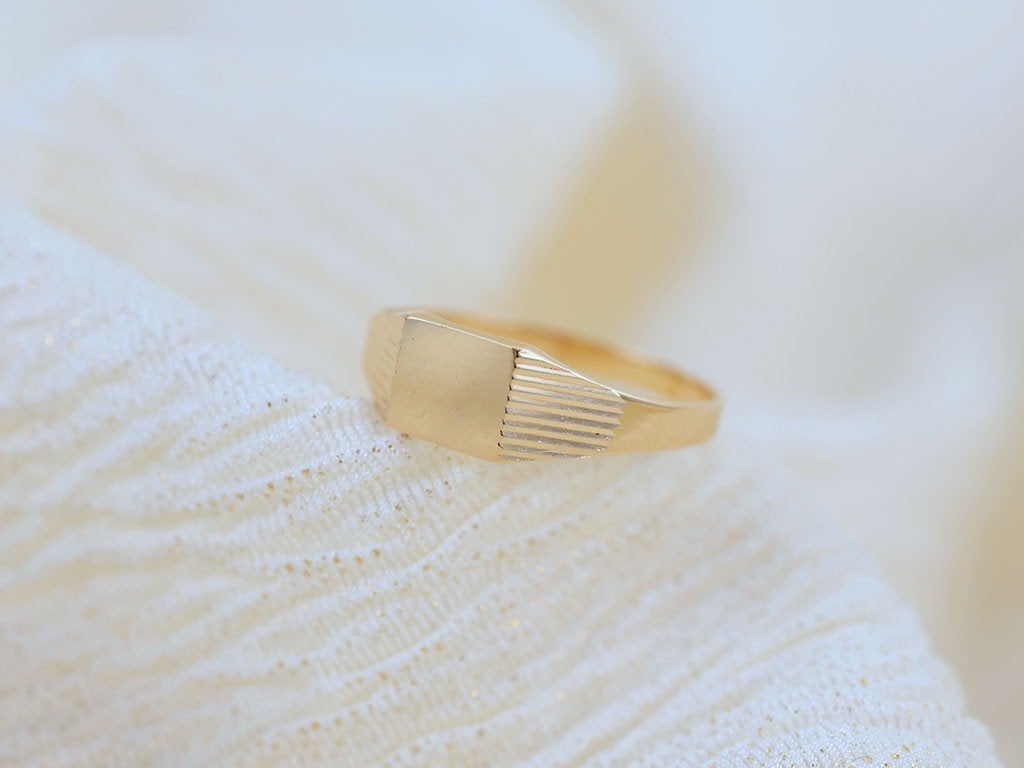 18 Karaat Gouden Bewerkte Pinkring Met Vierkante Zegel
