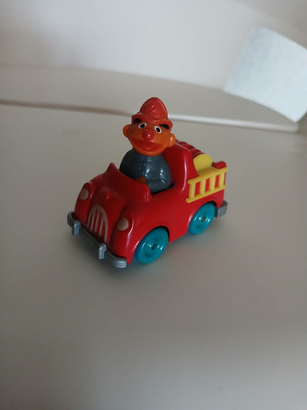 Sesamstraat Ernie in auto brandweerauto metaal Playskool, Verzamelen, Poppetjes en Figuurtjes, Ophalen of Verzenden, Zo goed als nieuw