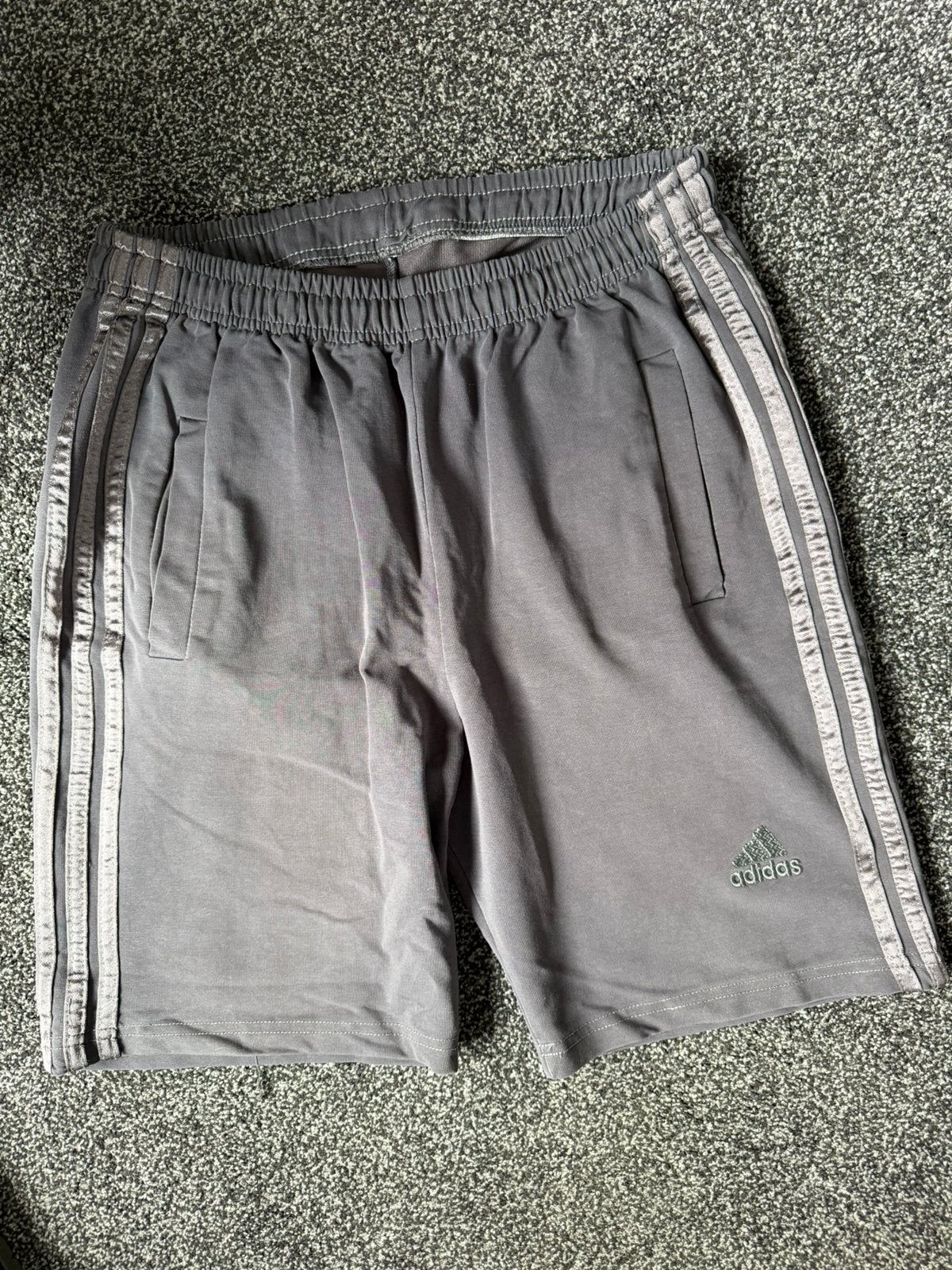 Adidas korte broek donker grijs maat m, Ophalen of Verzenden, Zo goed als nieuw, Grijs, Algemeen