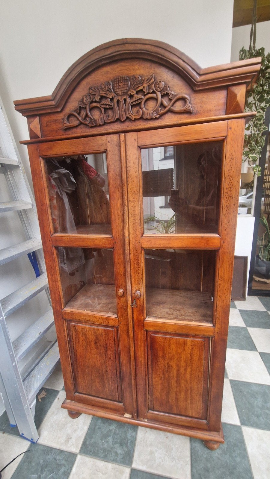 Antieke houten vitrinekast met snijwerk, Ophalen