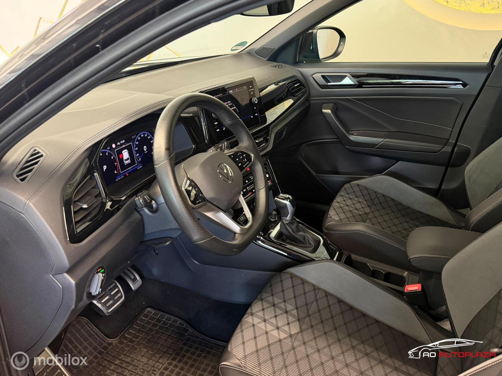 Volkswagen T-Roc 1.5 TSI 3x R-Line Panorama/Keyless/Black St, 1258 kg, 1498 cc, Zwart, 4 cilinders