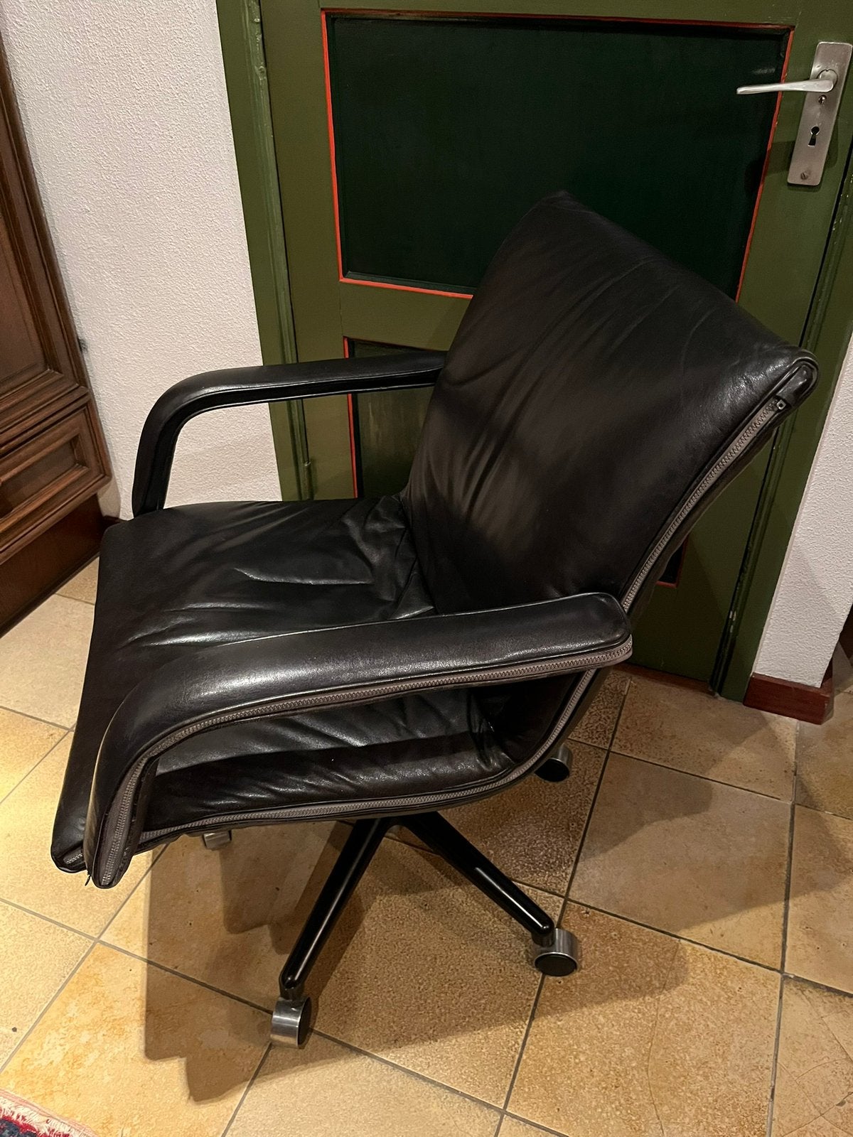 Artifort design stoel zwart leer, Ophalen, Gebruikt, 50 tot 75 cm, Leer