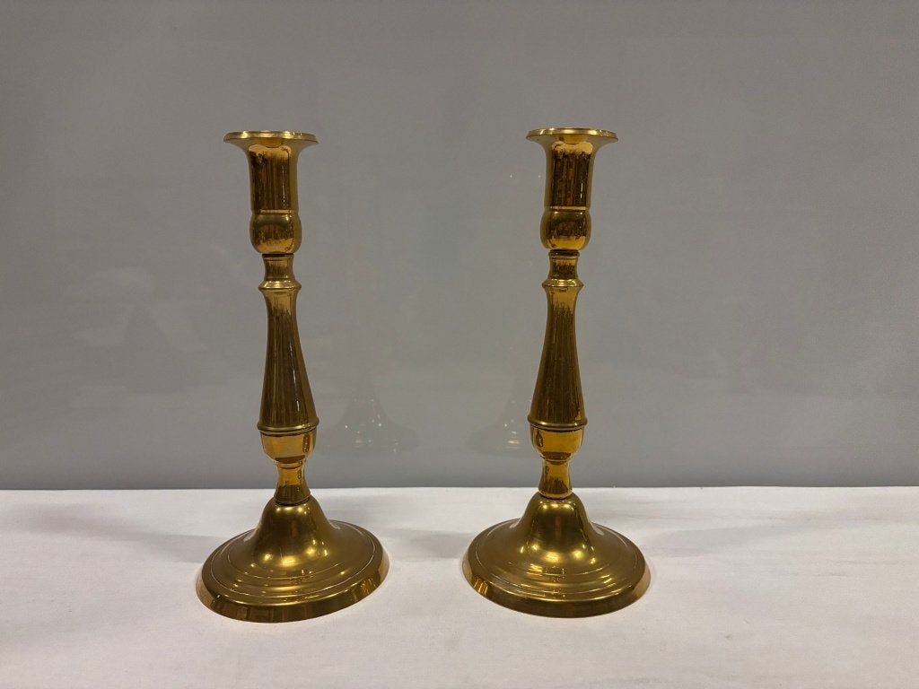 Paar messing kandelaars, klassiek model op ronde voet, Ophalen of Verzenden, Koper of Brons