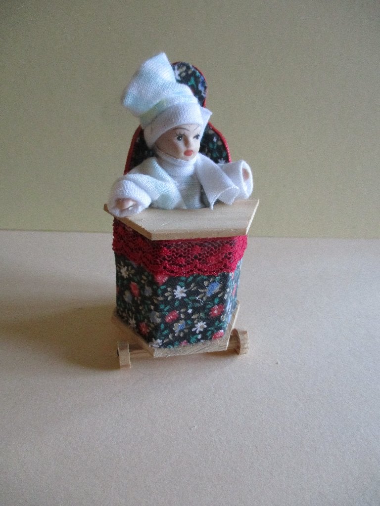 poppenhuis kinderstoeltje met popje, Ophalen of Verzenden, Zo goed als nieuw, Decoratie