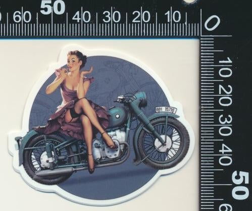 Sticker: Vintage Pin Up Girl (46), Verzamelen, Stickers, Ophalen of Verzenden, Zo goed als nieuw, Bedrijf of Vereniging