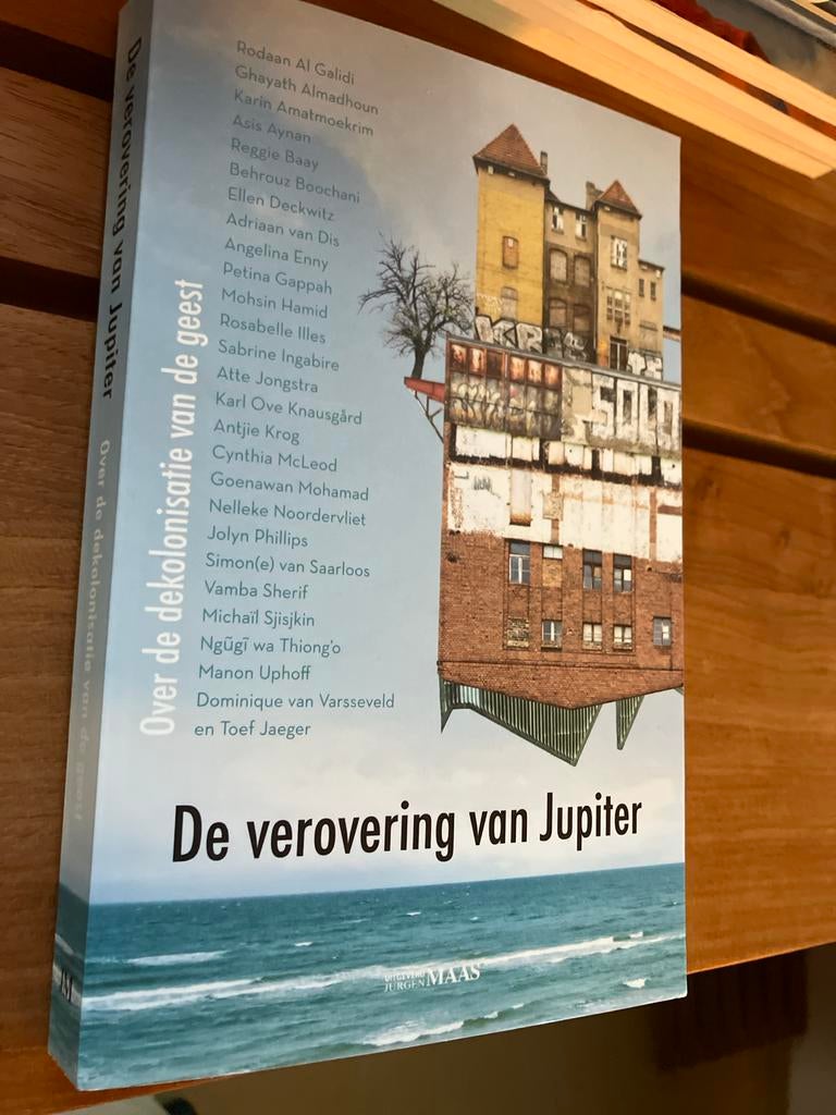 De verovering van Jupiter - Over de dekolonisatie van de gee, Ophalen of Verzenden, Zo goed als nieuw, Nederland