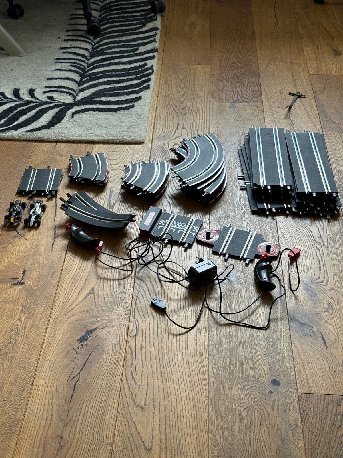 Carrera Racebaan met 2 auto's en diverse onderdelen, Carrera, Ophalen of Verzenden, Elektrisch, Racebaan