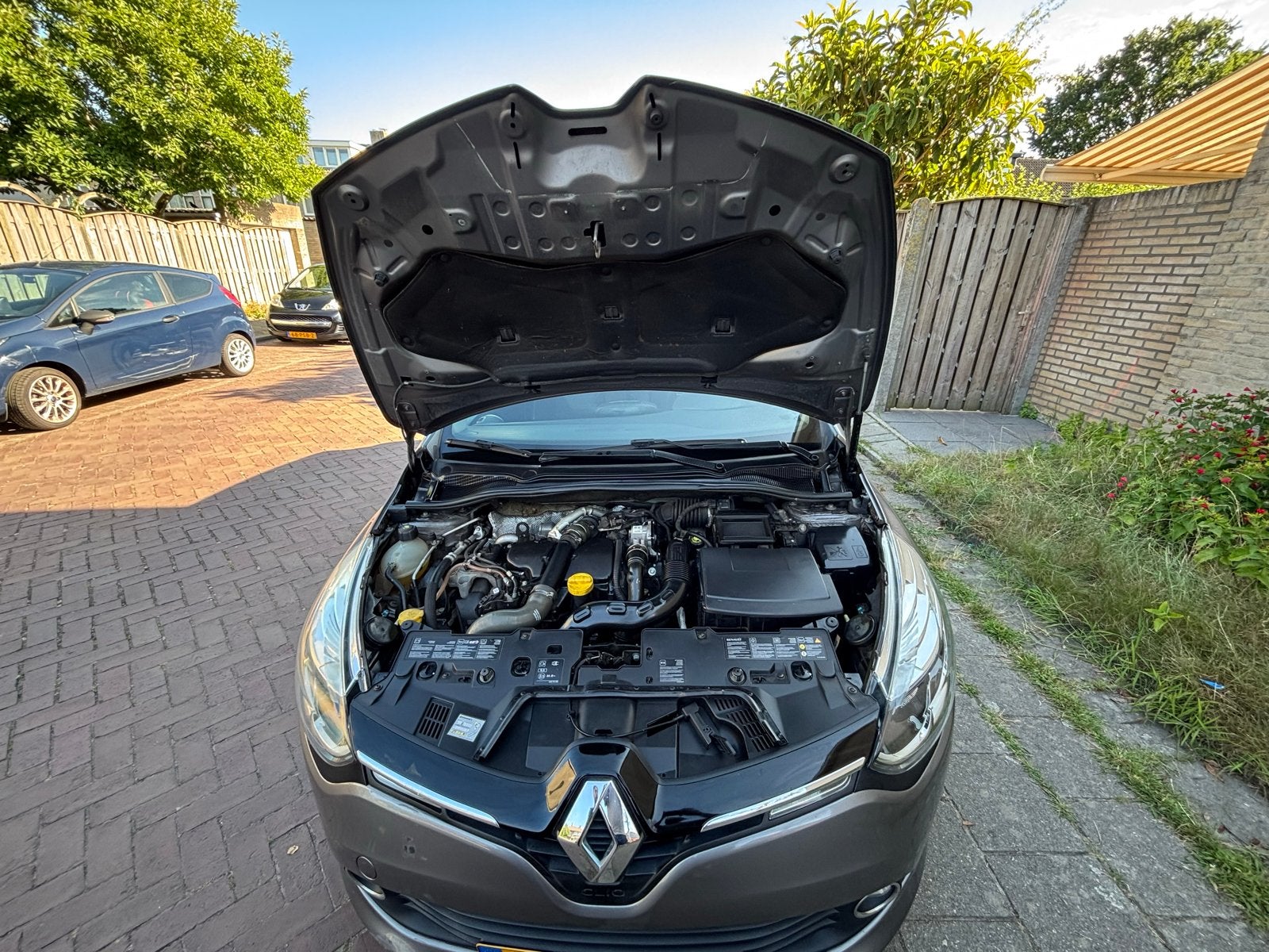 Renault Clio 1.5 dCi 90 PK (66 kW) – 5-deurs – Grijs, Auto's, Voorwielaandrijving, Zwart, 4 cilinders, 96 €/maand