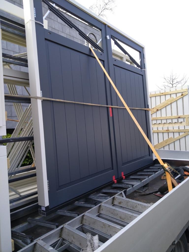 Kozijn met dubbele garage deuren, Ophalen of Verzenden, Hout, 120 cm of meer, 215 cm of meer