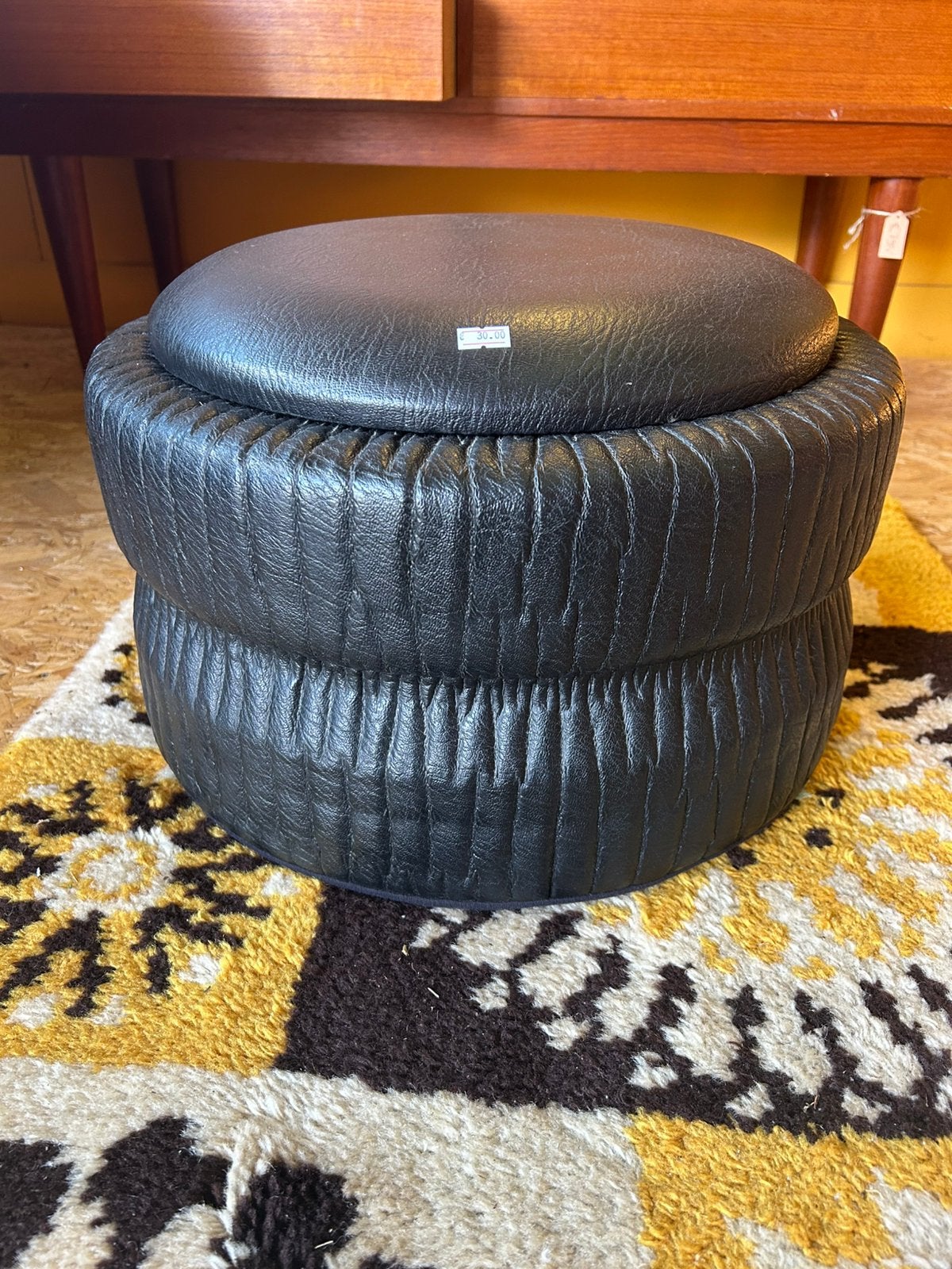 Vintage jaren 70 zwarte poef met opbergruimte, Minder dan 50 cm, ?, Zo goed als nieuw, Vintage
