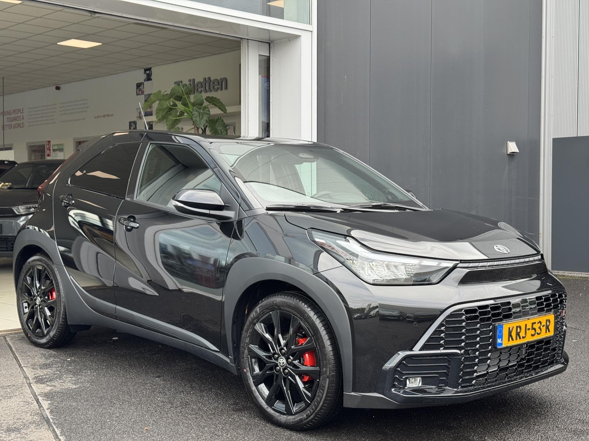 Toyota Aygo X Hybrid 115 GR Sport Black Edition Rode remklau, Auto's, Automatische klimaatregeling, Stof, Gebruikt, Euro 6