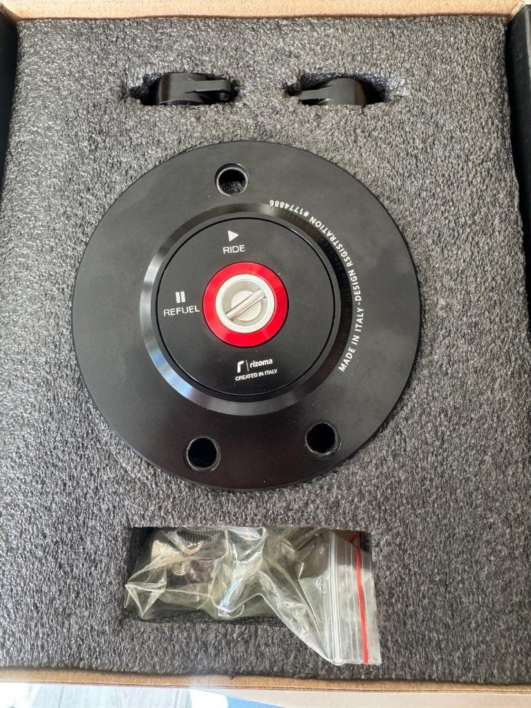 Nieuwe Rizoma Tankdop voor diverse Suzuki modellen, Motoren, Ophalen of Verzenden, Nieuw